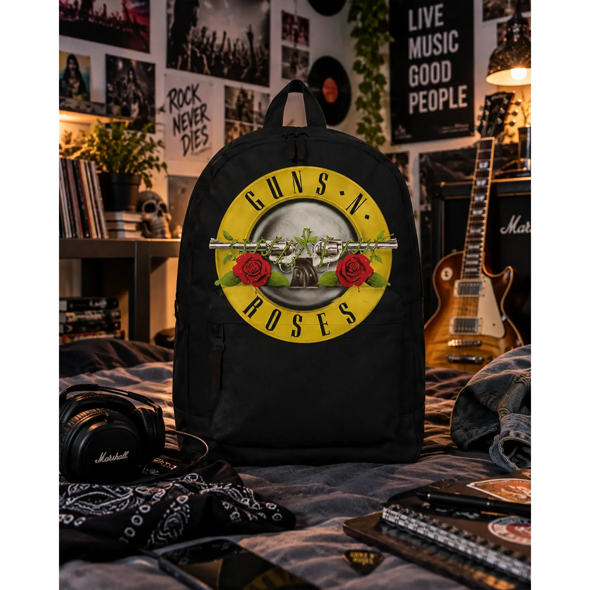 Sac à dos Guns N' Roses noir avec grand logo jaune et rouge en décor rock | Black Guns N' Roses backpack with large yellow and red logo in a rock setting