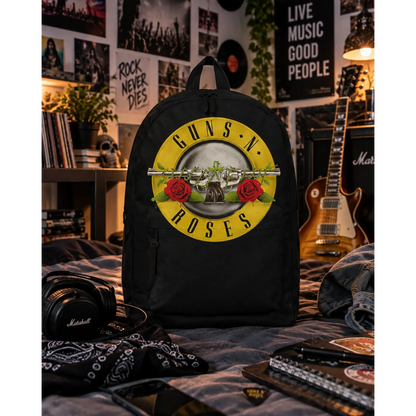 Sac à dos Guns N' Roses noir avec grand logo jaune et rouge en décor rock | Black Guns N' Roses backpack with large yellow and red logo in a rock setting