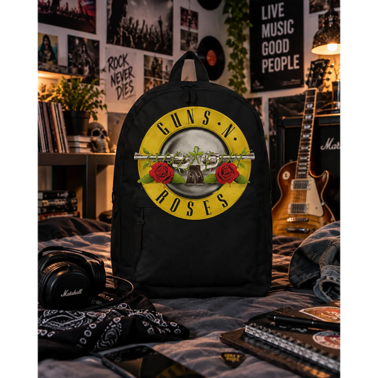 Sac à dos Guns N' Roses noir avec grand logo jaune et rouge en décor rock | Black Guns N' Roses backpack with large yellow and red logo in a rock setting