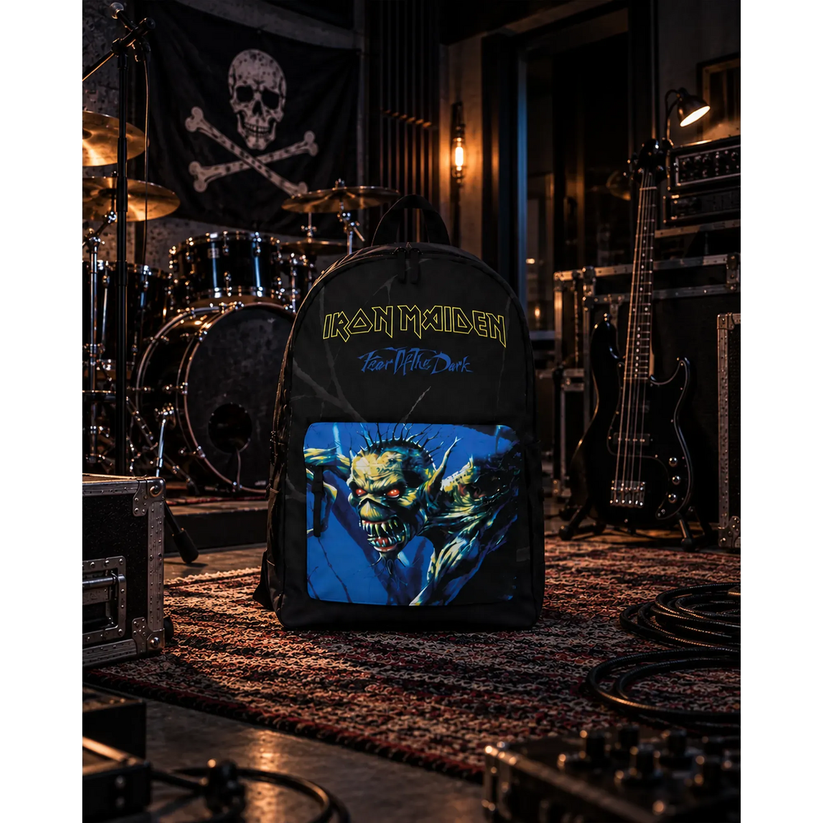 Sac à dos Iron Maiden Fear of the Dark noir et bleu avec Eddie en décor backstage | Black and blue Iron Maiden Fear of the Dark backpack with Eddie in a backstage setting