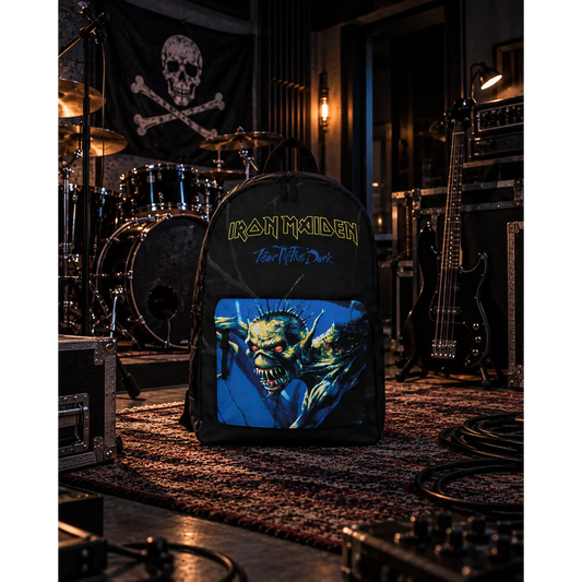 Sac à dos Iron Maiden Fear of the Dark noir et bleu avec Eddie en décor backstage | Black and blue Iron Maiden Fear of the Dark backpack with Eddie in a backstage setting