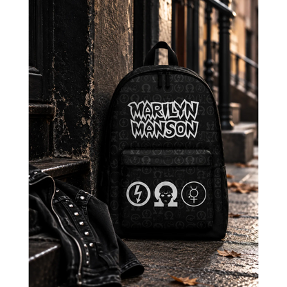 Sac à dos Marilyn Manson noir avec logo blanc et symboles graphiques en décor urbain | Black Marilyn Manson backpack with white logo and graphic symbols in an urban setting