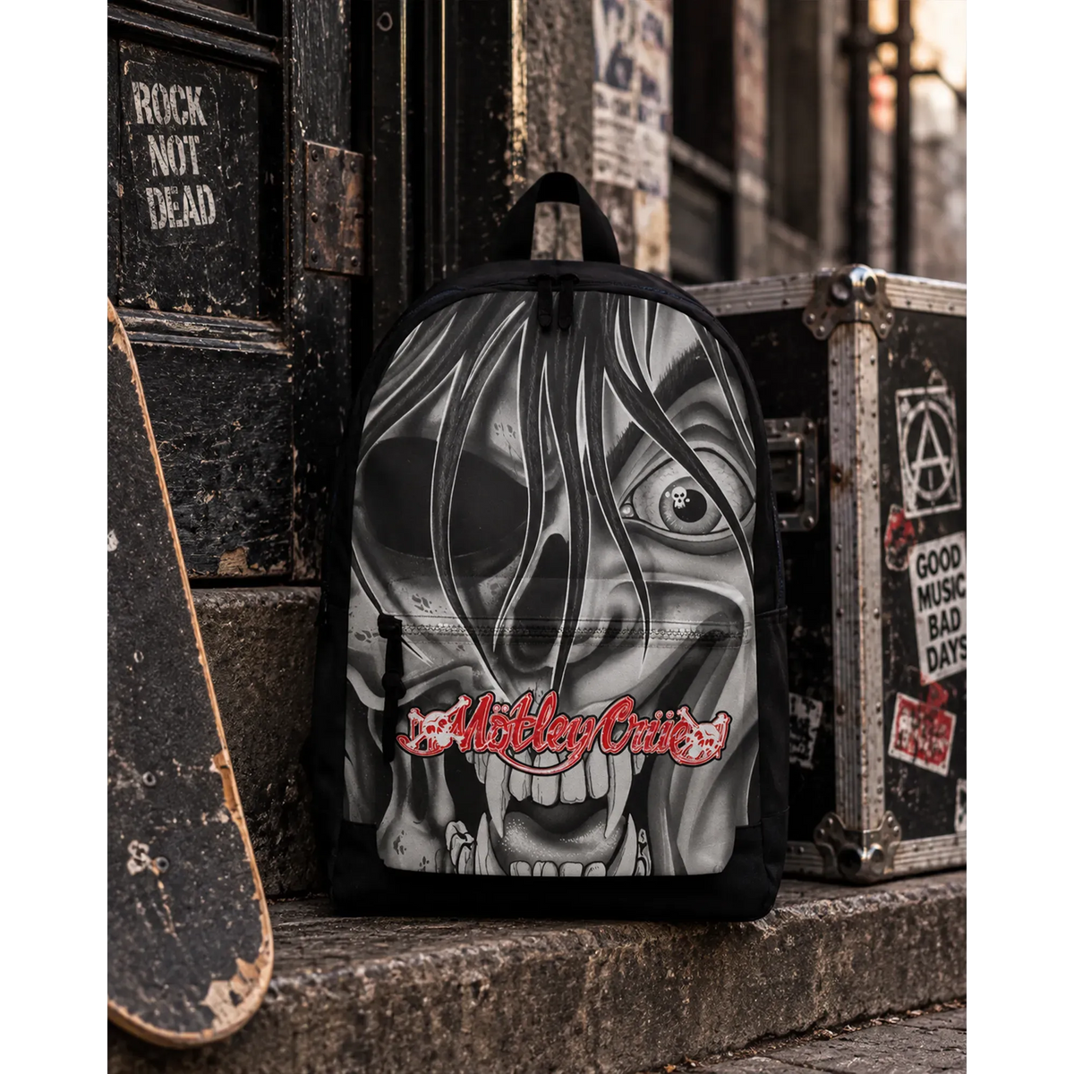 Sac à dos Mötley Crüe noir et gris avec visage squelette en décor urbain rock | Black and grey Mötley Crüe backpack with skull face artwork in an urban rock setting