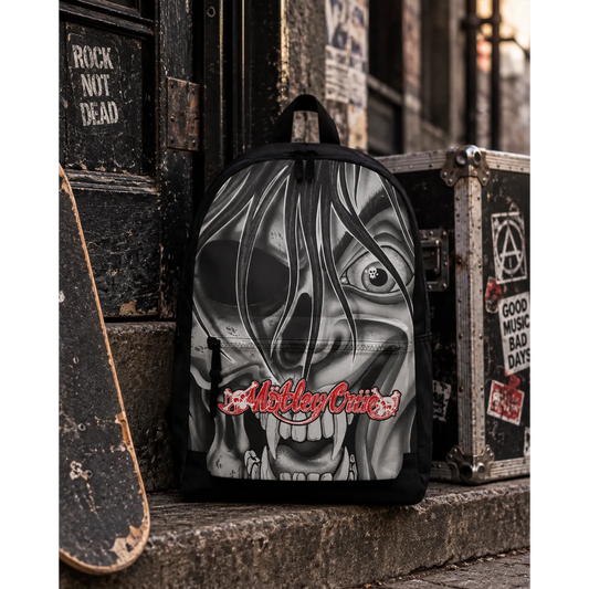 Sac à dos Mötley Crüe noir et gris avec visage squelette en décor urbain rock | Black and grey Mötley Crüe backpack with skull face artwork in an urban rock setting