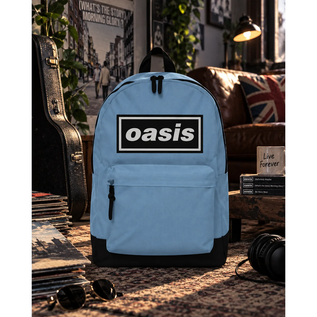 Sac à dos Oasis bleu clair avec logo noir et blanc en décor britannique | Light blue Oasis backpack with black and white logo in a British-inspired setting