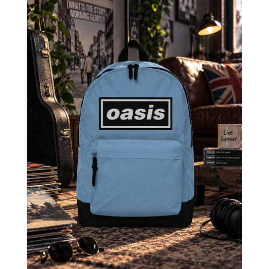 Sac à dos Oasis bleu clair avec logo noir et blanc en décor britannique | Light blue Oasis backpack with black and white logo in a British-inspired setting