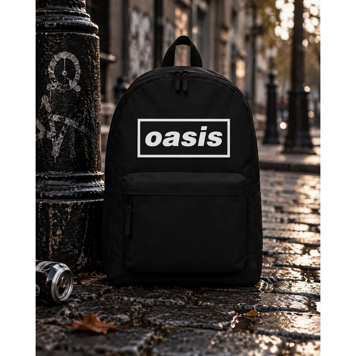 Sac à dos Oasis noir avec logo blanc en décor de rue | Black Oasis backpack with white logo in a street setting