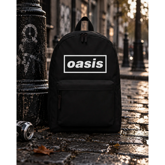 Sac à dos Oasis noir avec logo blanc en décor de rue | Black Oasis backpack with white logo in a street setting