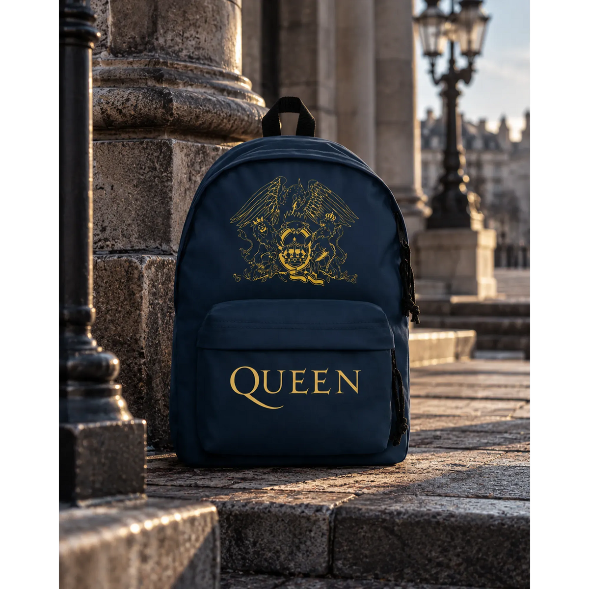 Sac à dos Queen bleu marine avec crest et logo dorés en décor urbain | Navy blue Queen backpack with gold crest and logo in an urban setting