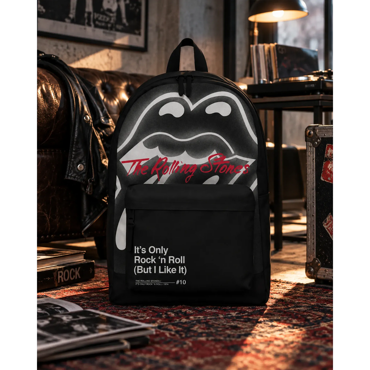 Sac à dos The Rolling Stones noir et gris It's Only Rock 'n Roll avec logo langue en décor rock | Black and grey The Rolling Stones It's Only Rock 'n Roll backpack with tongue logo in a rock setting