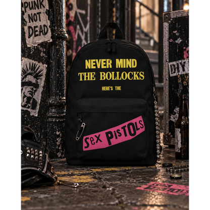 Sac à dos Sex Pistols Never Mind the Bollocks noir avec logo rose et jaune en décor rock | Sex Pistols Never Mind the Bollocks black backpack with pink and yellow logo in a rock setting