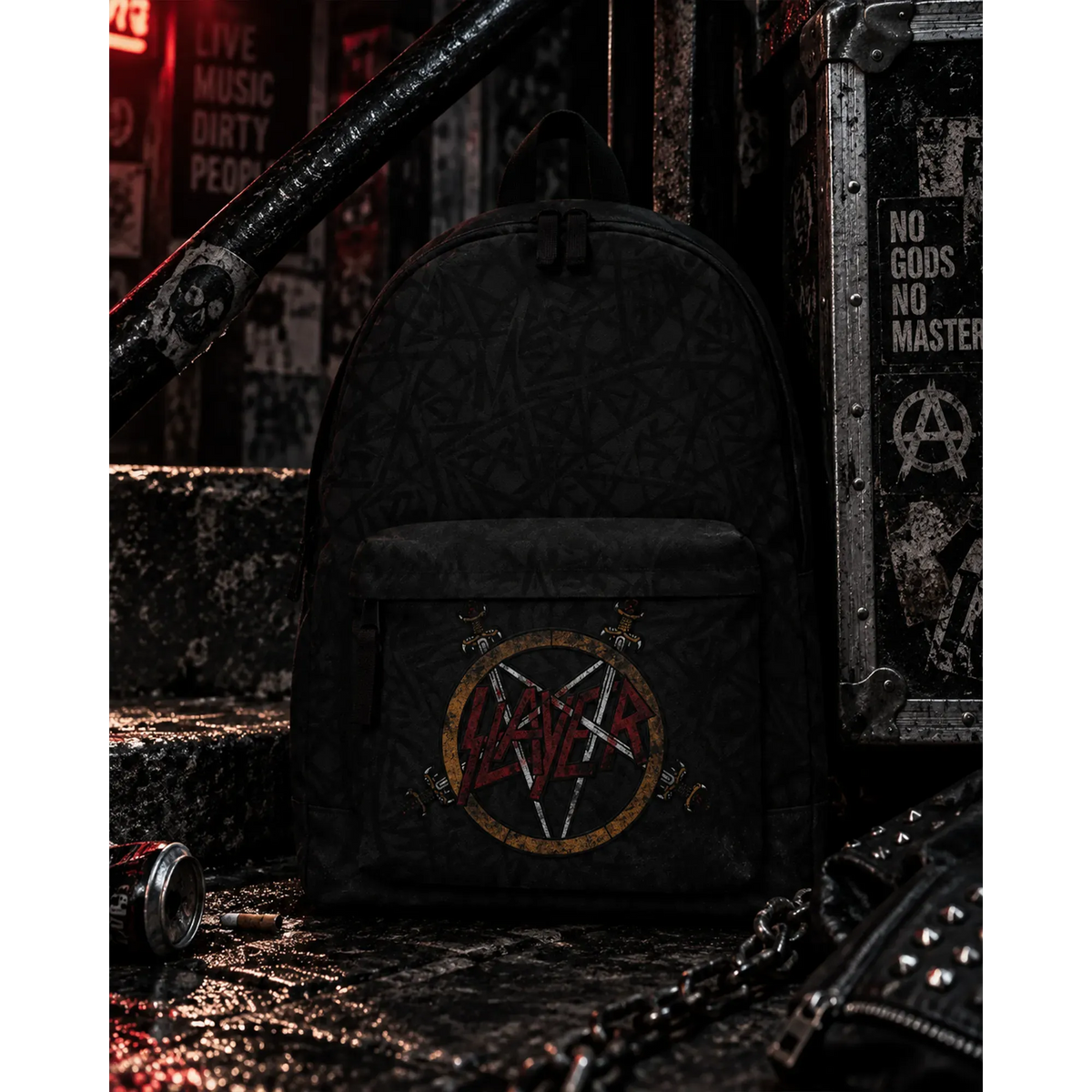 Sac à dos Slayer noir avec logo rouge et pentagramme en décor rock | Slayer black backpack with red logo and pentagram in a rock setting