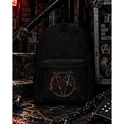 Sac à dos Slayer noir avec logo rouge et pentagramme en décor rock | Slayer black backpack with red logo and pentagram in a rock setting