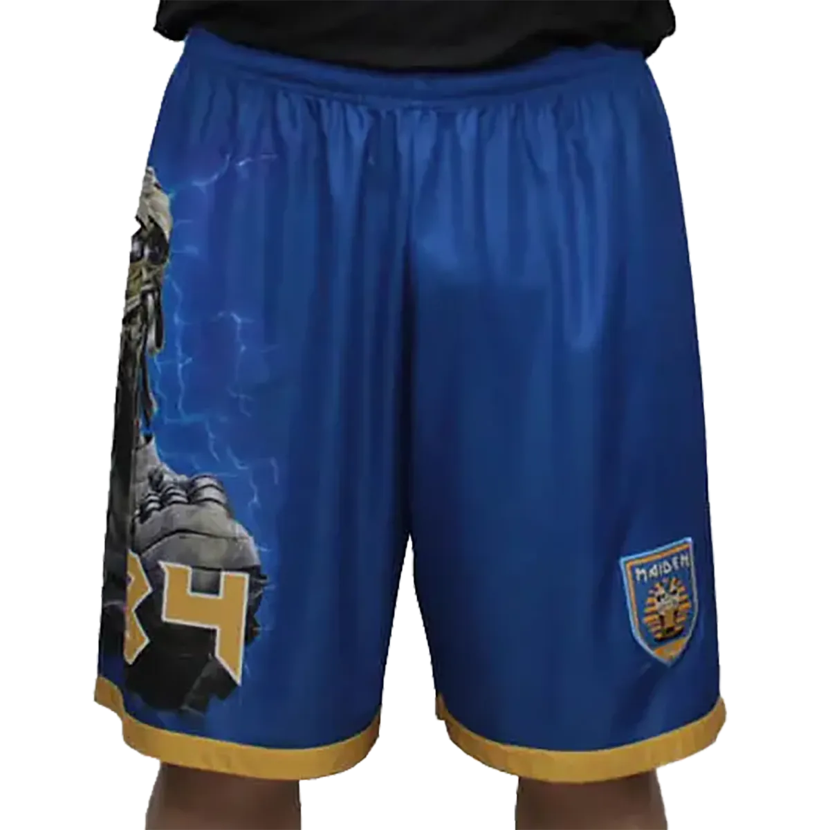 Vue de face du short Iron Maiden avec écusson "Maiden" et détail graphique inspiré de Powerslave