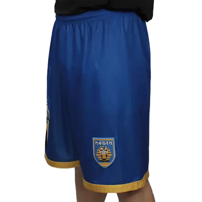 Vue côté droit du short Iron Maiden bleu avec liseré doré et logo écusson égyptien