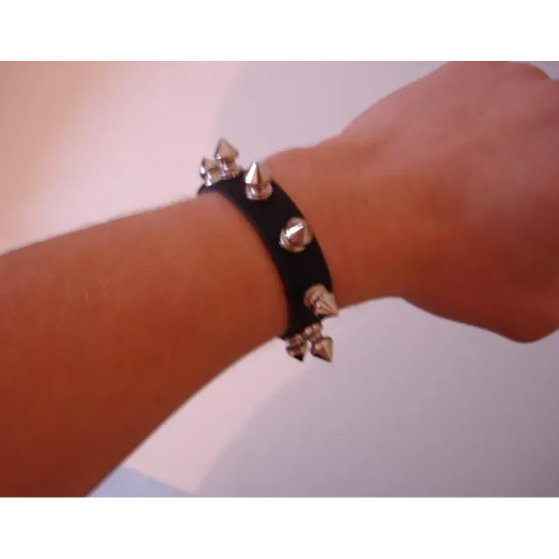 Bracelet Spikes 1 row porté