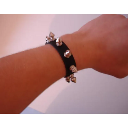 Bracelet Spikes 1 row porté