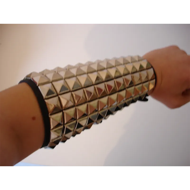 Bracelet pyramides 11 rangs porté
