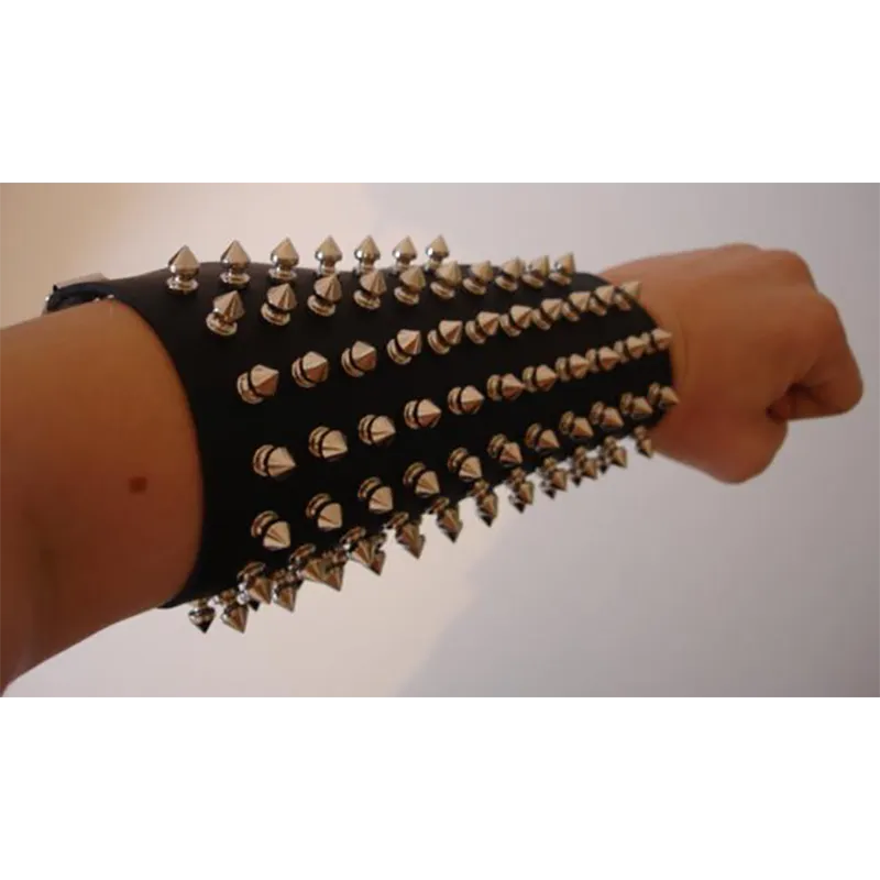 Bracelet Spikes 11 rows porté