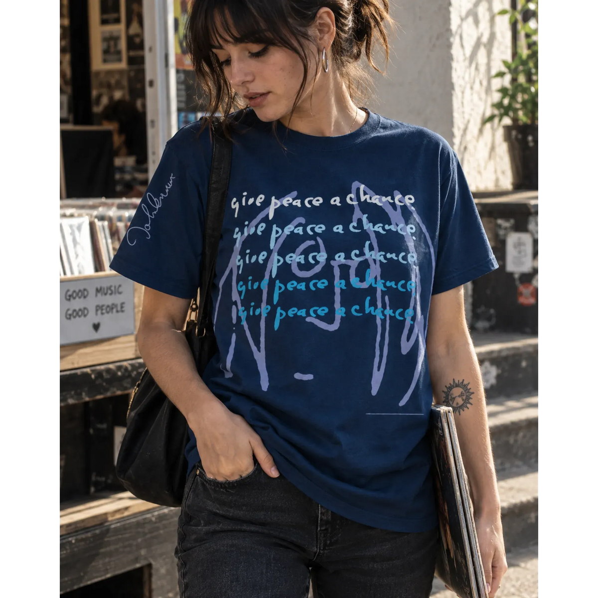 T-shirt Beatles John Lennon Give Peace a Chance porté en extérieur | Beatles John Lennon Give Peace a Chance T-shirt worn outdoors
