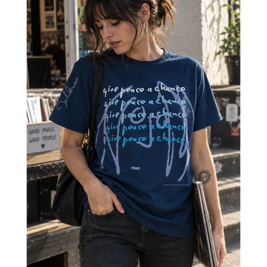 T-shirt Beatles John Lennon Give Peace a Chance porté en extérieur | Beatles John Lennon Give Peace a Chance T-shirt worn outdoors