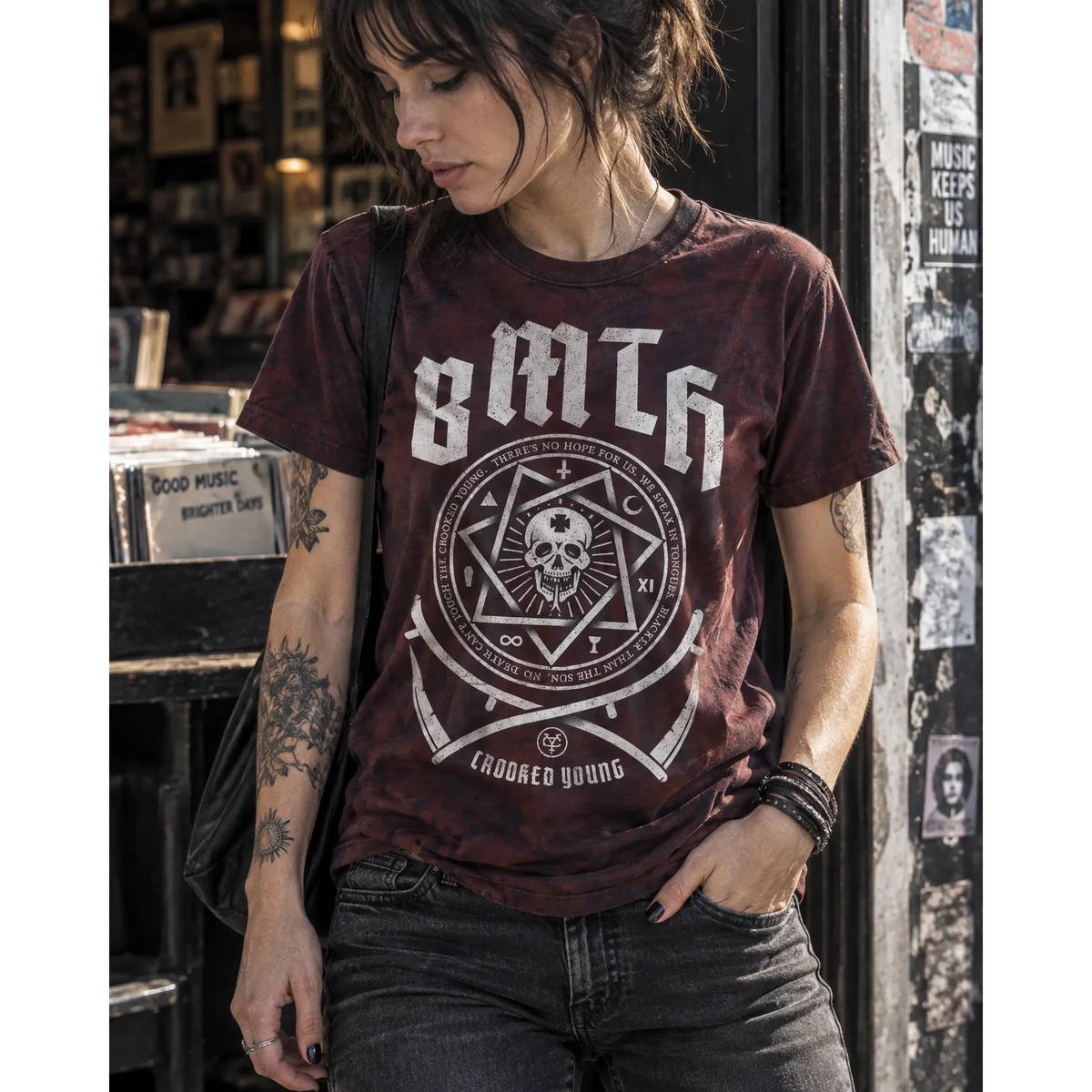 T-shirt Bring Me The Horizon porté dans un intérieur rock | Bring Me The Horizon T-shirt worn in a rock interior