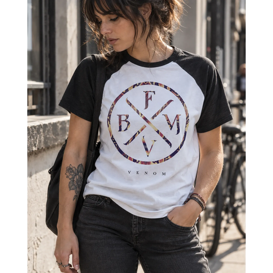 T-shirt Bullet For My Valentine porté en terrasse | Bullet For My Valentine T-shirt worn on a terrace