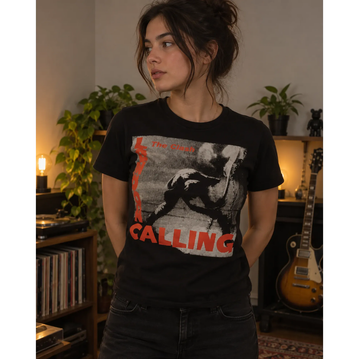 T-shirt moulant femme The Clash London Calling porté dans un intérieur cosy | Women's fitted The Clash London Calling T-shirt worn in a cosy interior