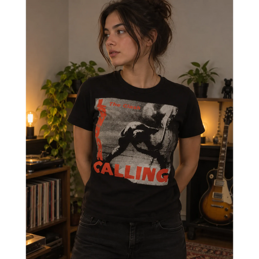 T-shirt moulant femme The Clash London Calling porté dans un intérieur cosy | Women's fitted The Clash London Calling T-shirt worn in a cosy interior