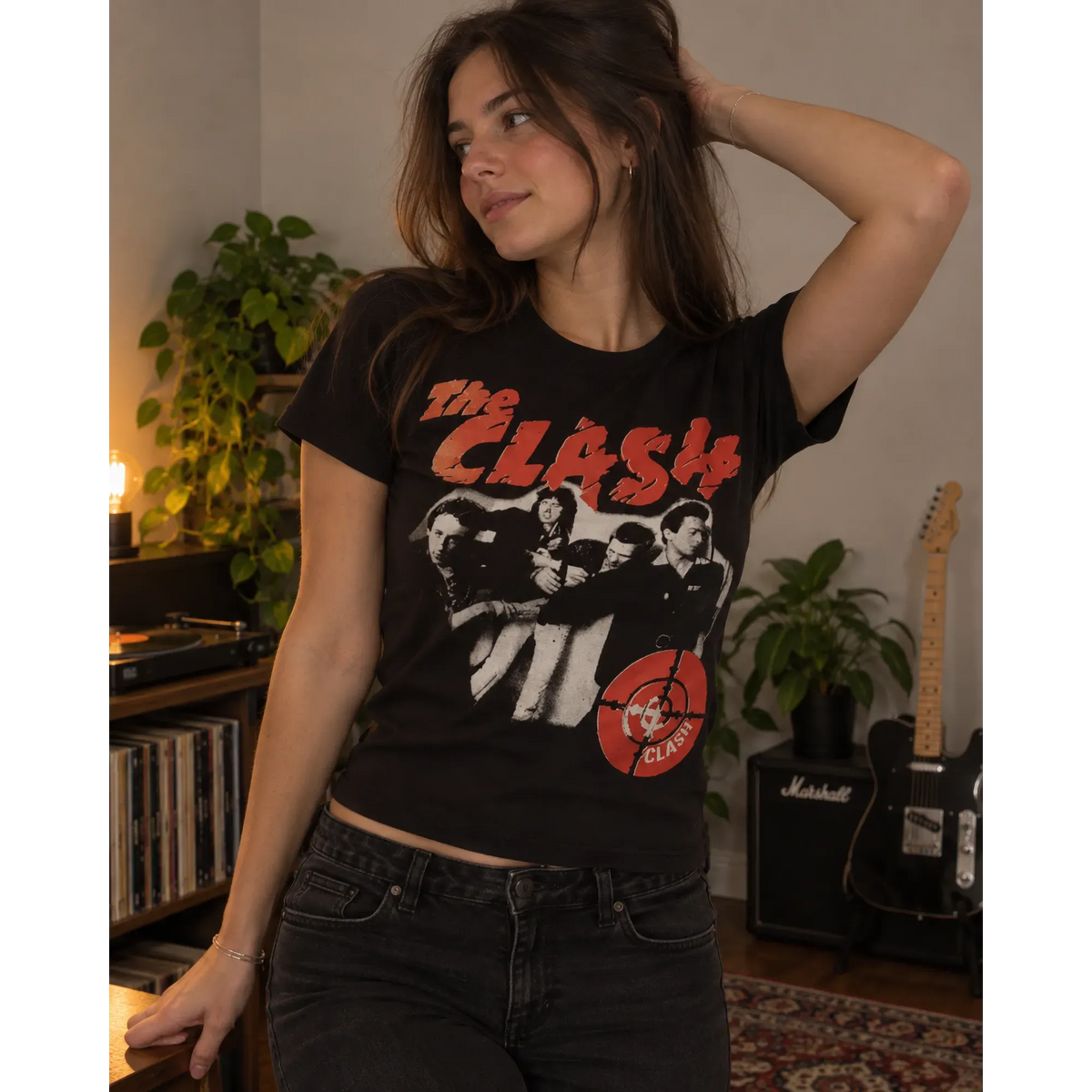 T-shirt moulant femme The Clash porté dans un intérieur cosy | Women's fitted The Clash T-shirt worn in a cosy interior