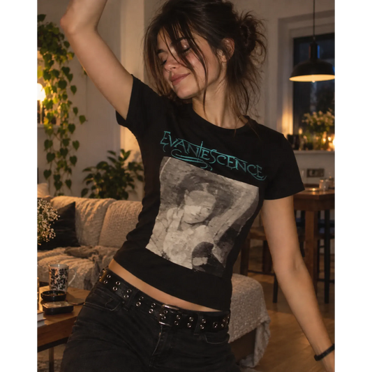 T-shirt moulant femme Evanescence Amy Lee porté dans un intérieur cosy | Women's fitted Evanescence Amy Lee T-shirt worn in a cosy interior
