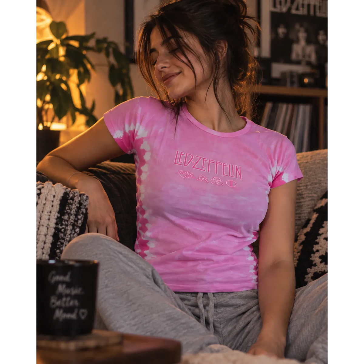T-shirt femme Led Zeppelin porté dans un intérieur cosy | Women's Led Zeppelin T-shirt worn in a cosy interior