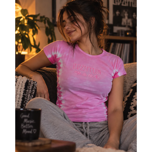 T-shirt femme Led Zeppelin porté dans un intérieur cosy | Women's Led Zeppelin T-shirt worn in a cosy interior