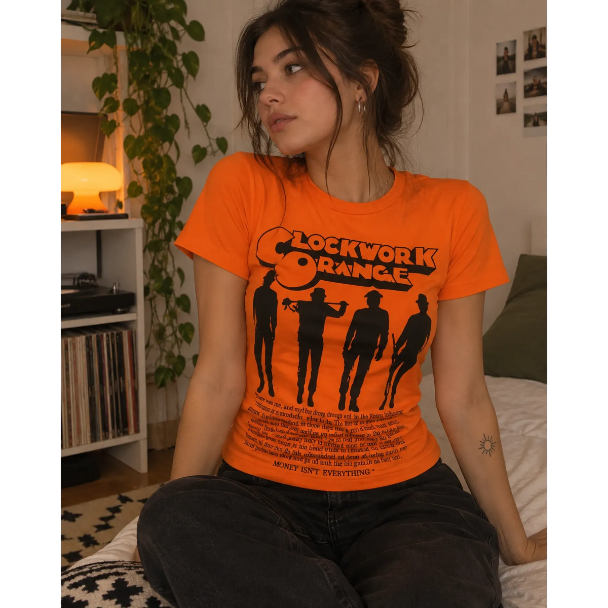 T-shirt femme Orange mécanique orange porté en extérieur | Women's A Clockwork Orange orange T-shirt worn outdoors