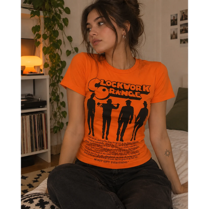 T-shirt femme Orange mécanique orange porté en extérieur | Women's A Clockwork Orange orange T-shirt worn outdoors
