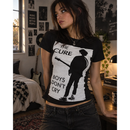 T-shirt moulant femme The Cure porté dans une chambre | Women's fitted The Cure T-shirt worn in a bedroom