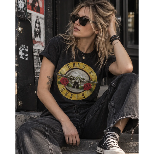 T-shirt Guns N' Roses Logo porté en extérieur | Guns N' Roses Logo T-shirt worn outdoors