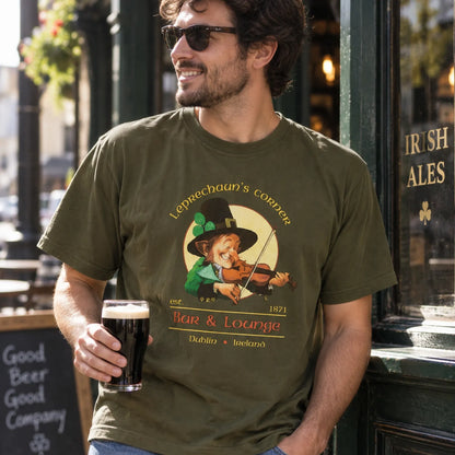 T-shirt Ireland Bar & Lounge vert porté devant un pub | Ireland Bar & Lounge green T-shirt worn outside a pub