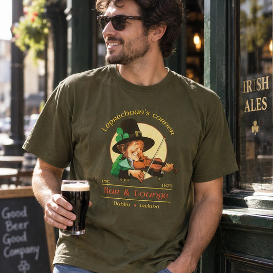T-shirt Ireland Bar & Lounge vert porté devant un pub | Ireland Bar & Lounge green T-shirt worn outside a pub