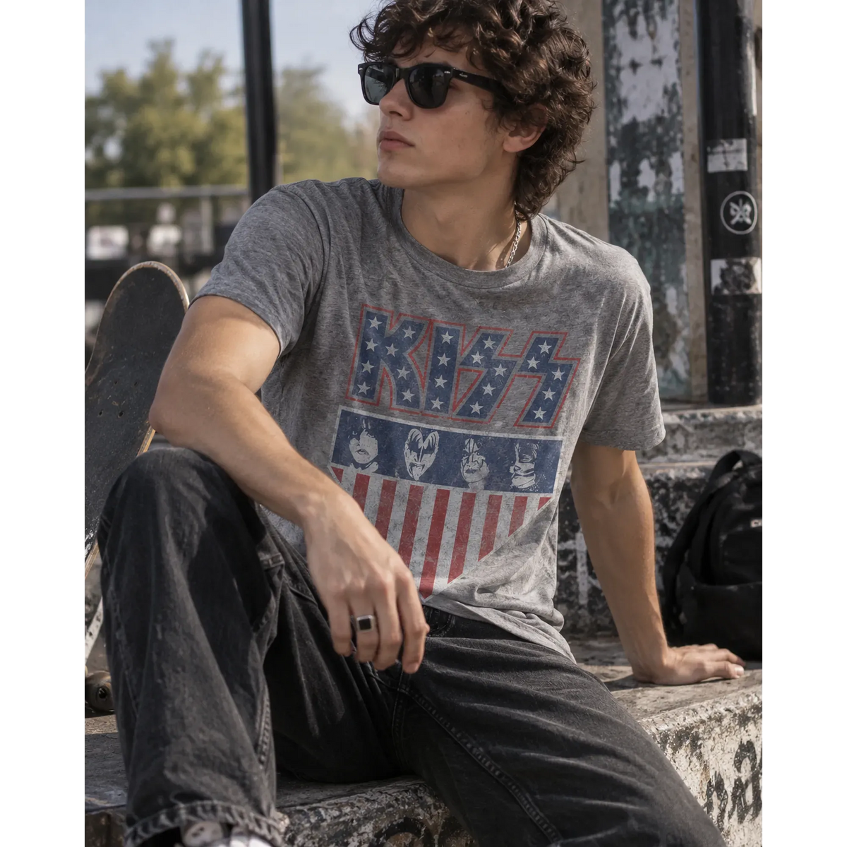 T-shirt Kiss Stars & Stripes gris porté près d'un skatepark | Kiss Stars & Stripes grey T-shirt worn by a skatepark