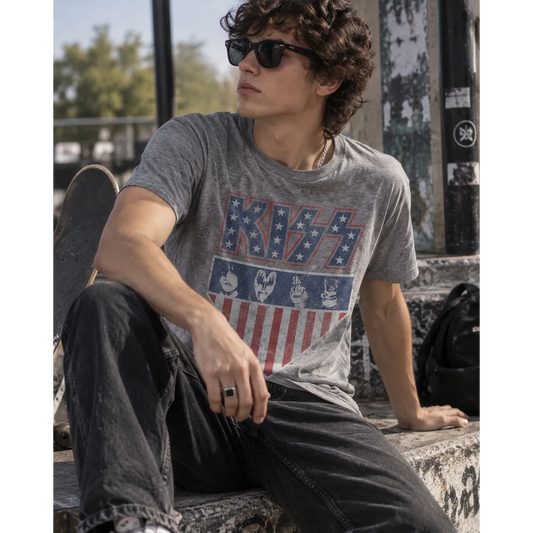 T-shirt Kiss Stars & Stripes gris porté près d'un skatepark | Kiss Stars & Stripes grey T-shirt worn by a skatepark