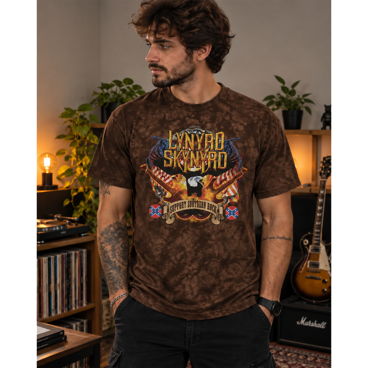 T-shirt Lynyrd Skynyrd porté dans un intérieur musical | Lynyrd Skynyrd T-shirt worn in a music-themed interior