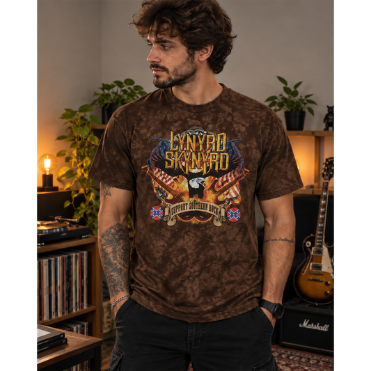 T-shirt Lynyrd Skynyrd porté dans un intérieur musical | Lynyrd Skynyrd T-shirt worn in a music-themed interior
