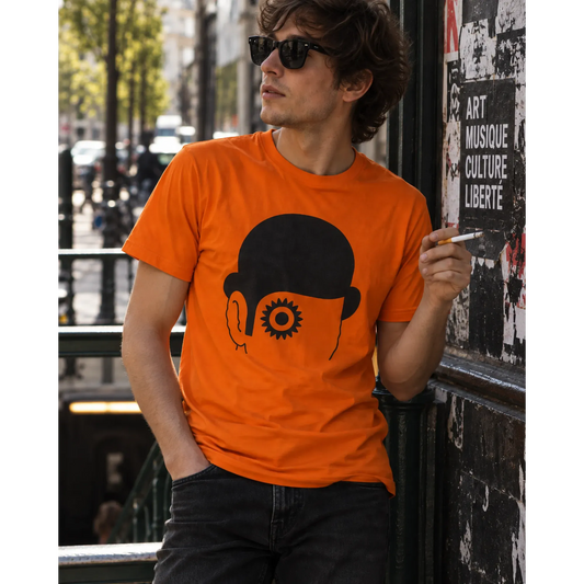 T-shirt Orange Mécanique porté en ville | A Clockwork Orange T-shirt worn in the city