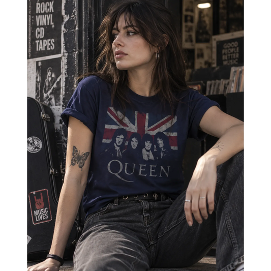T-shirt Queen bleu marine avec Union Jack porté devant un disquaire | Queen navy T-shirt with Union Jack worn outside a record shop