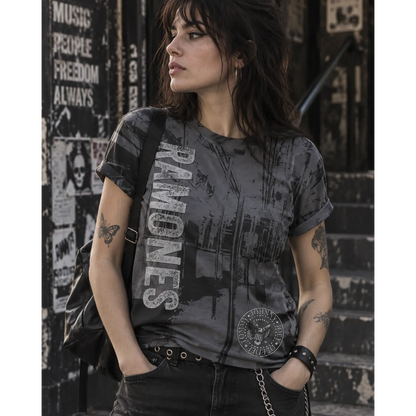 T-shirt Ramones New York gris porté en extérieur | Ramones New York grey T-shirt worn outdoors