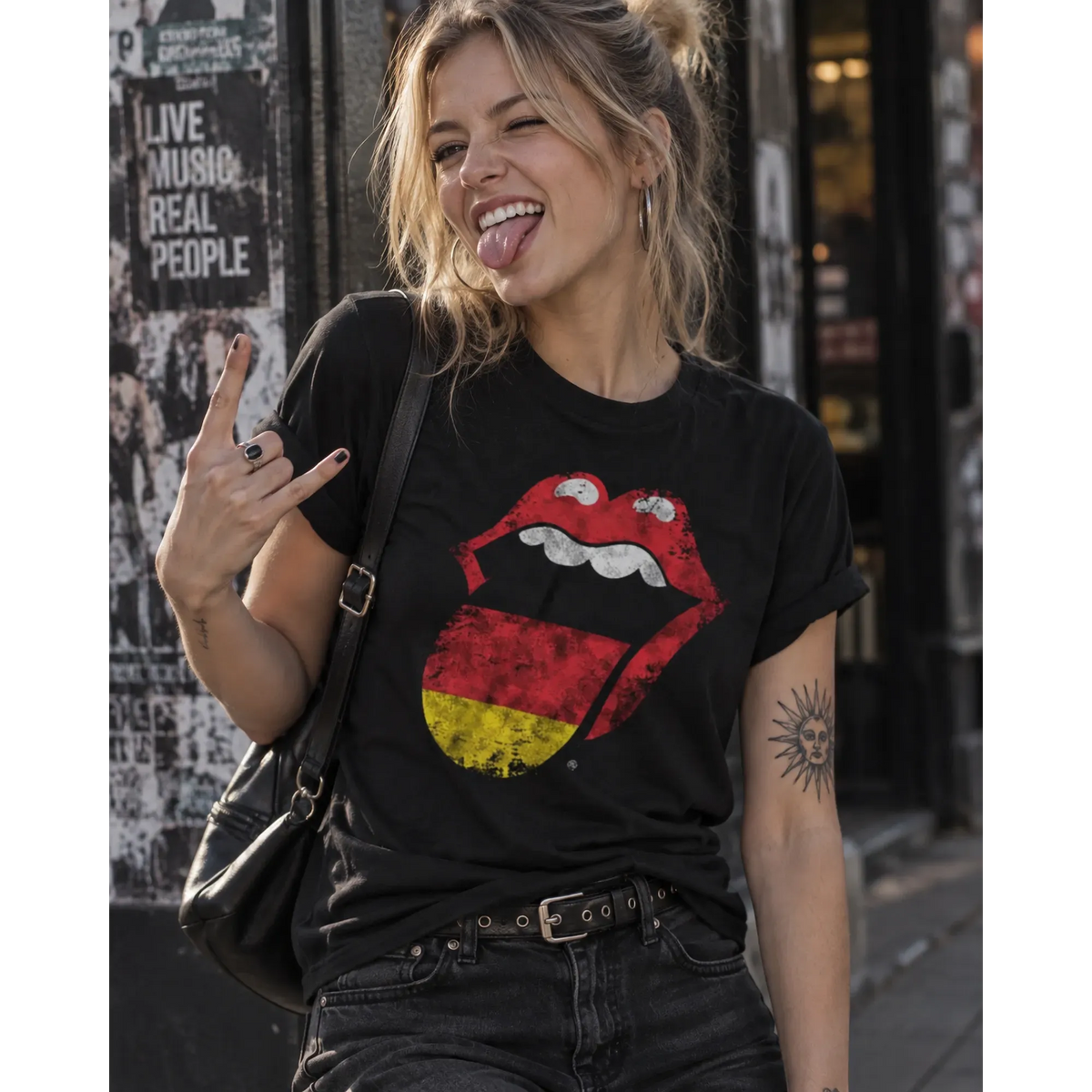 T-shirt Rolling Stones Langue Allemagne porté en ambiance Rock n Roll | Rolling Stones Germany Tongue T-shirt worn in a Rock n Roll setting