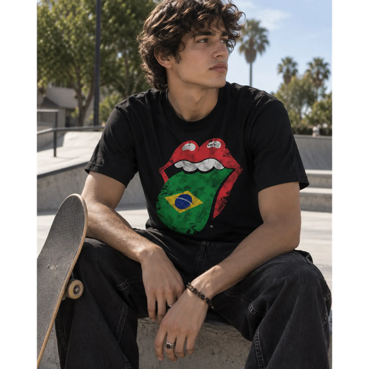 T-shirt Rolling Stones Langue Brésil porté près d'un skatepark | Rolling Stones Brazil Tongue T-shirt worn while seated next to a skatepark
