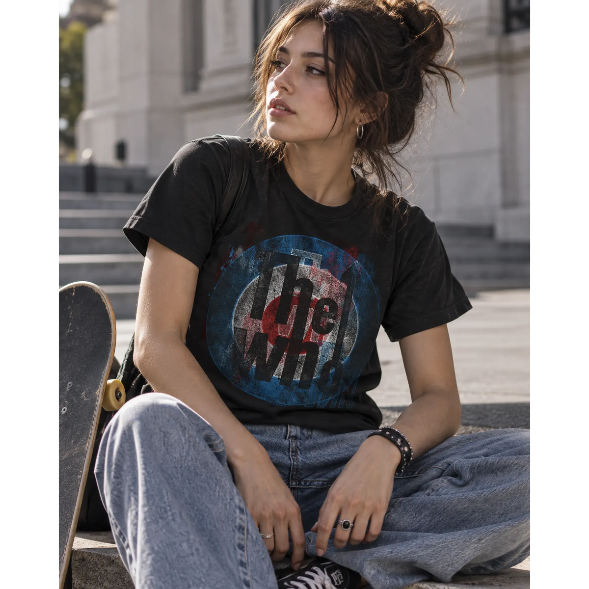 T-shirt The Who porté assis près d'un skatepark | The Who T-shirt worn while seated next to a skatepark